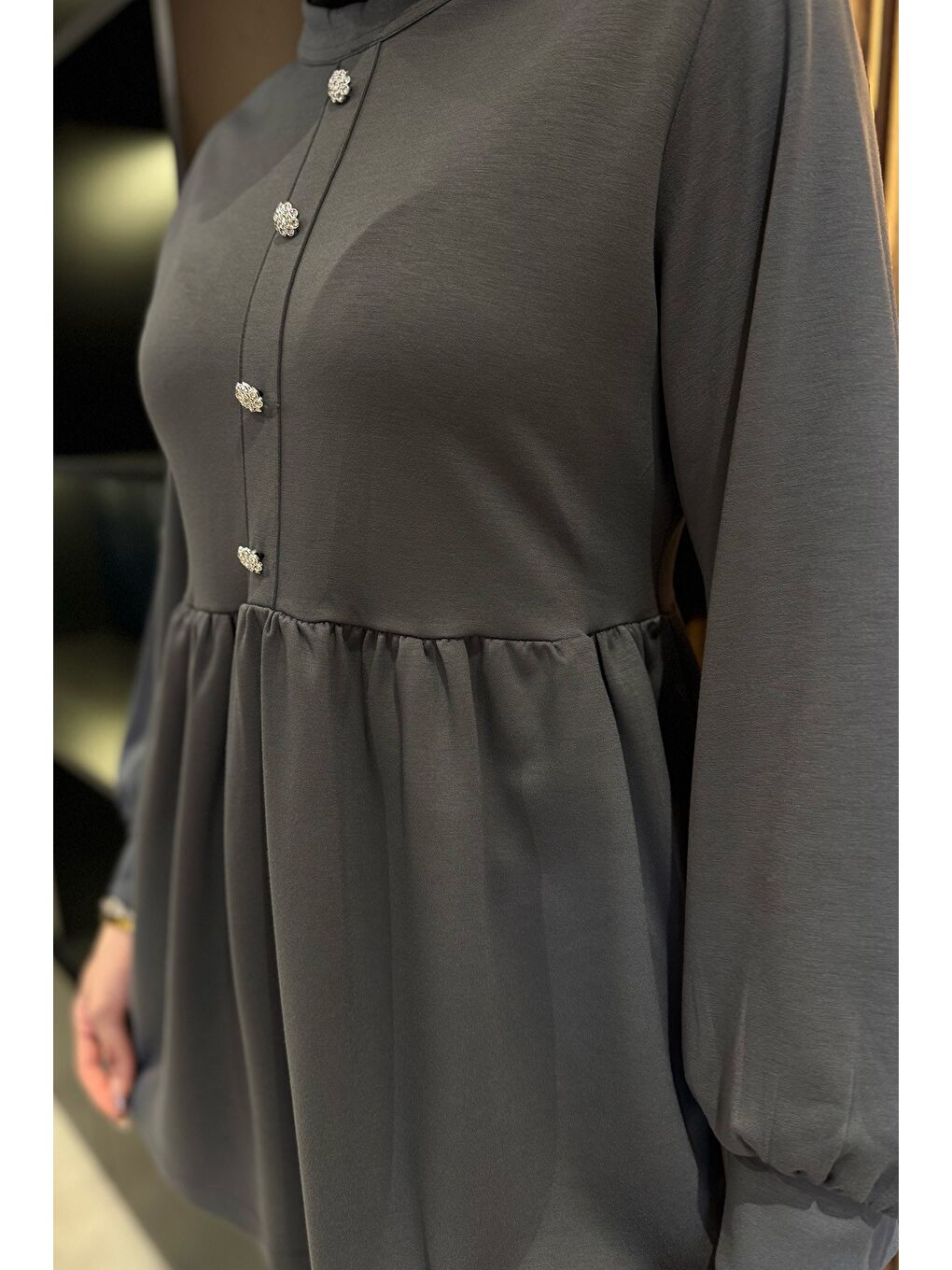 Gri Kadın Taşlı Düğmeli Fırfırlı Tunik Pantolon Tesettür İkili Takım-5