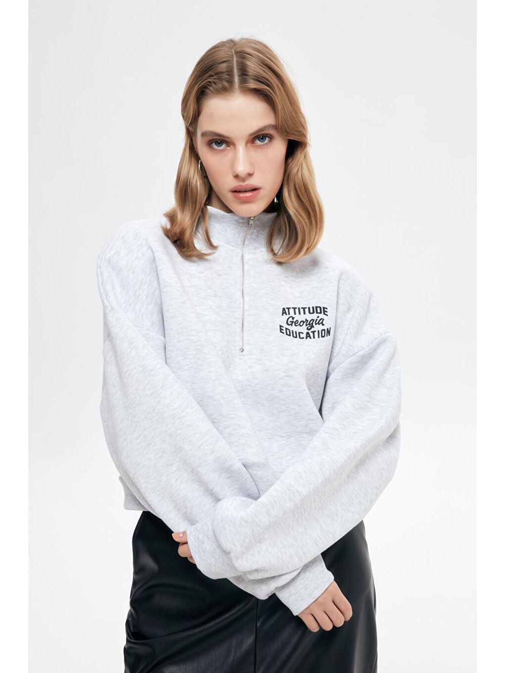 QUZU Gri Sırtı Yazı Baskılı Crop Sweatshirt Gri - 3