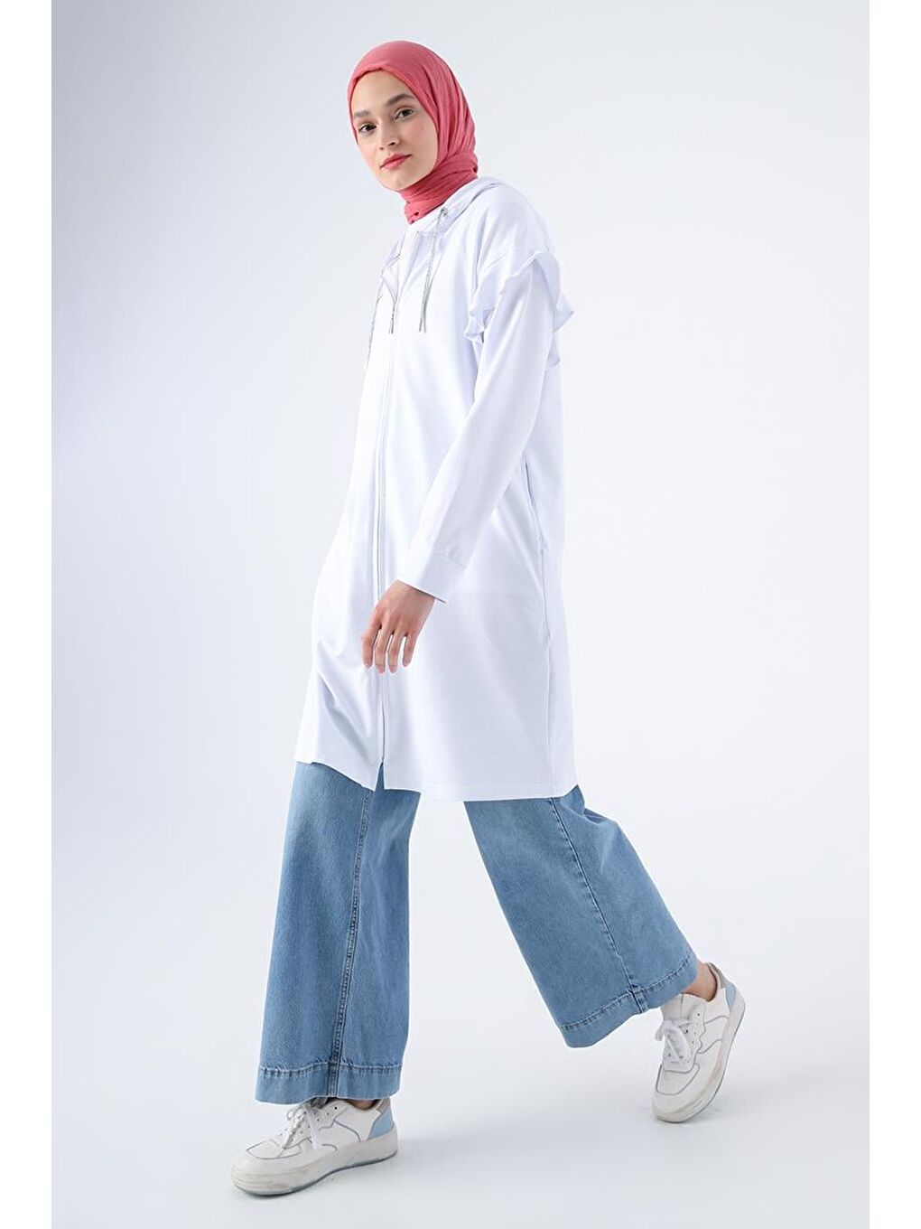 Beyaz Pamuklu Omzu Volanlı Kapüşonlu Simli Bağcık Detaylı Fermuarlı Hırka