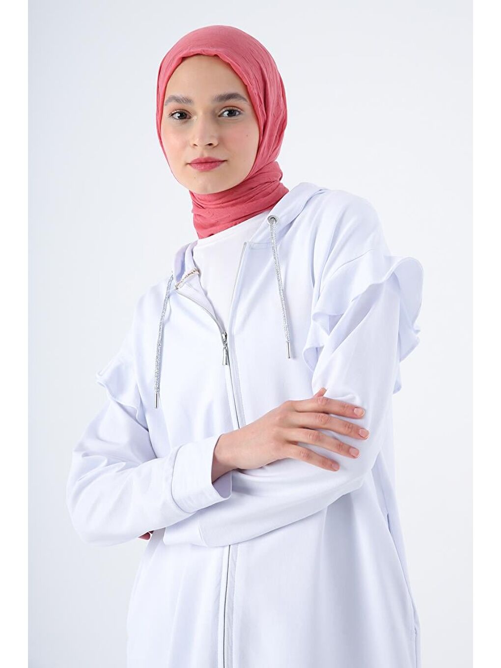 Beyaz Pamuklu Omzu Volanlı Kapüşonlu Simli Bağcık Detaylı Fermuarlı Hırka-4