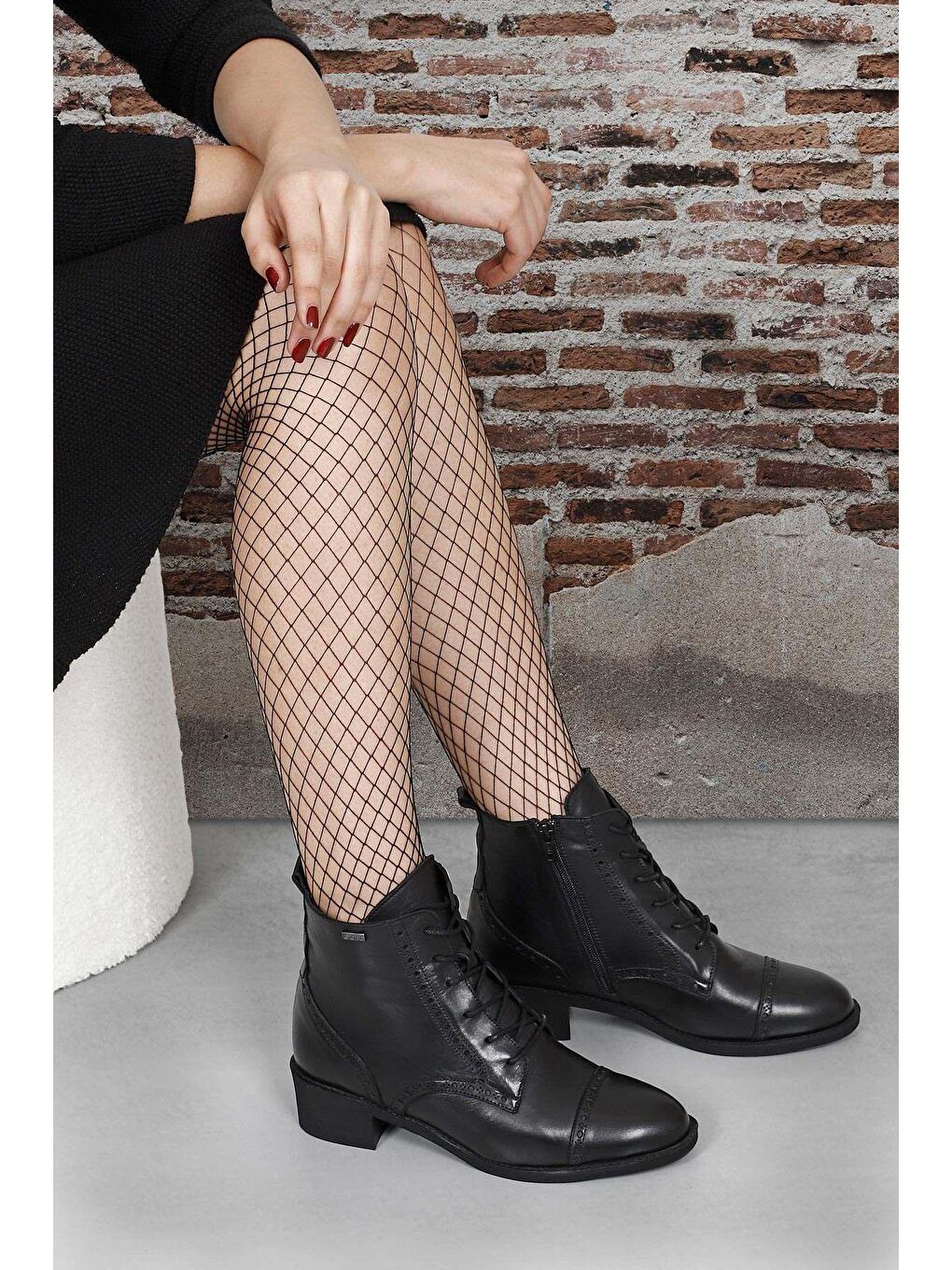 Siyah Hakiki Deri Yuvarlak Burun Kauçuk Taban Topuklu Fermuarlı Bağcıklı Kadın Günlük Postal Bot 50419