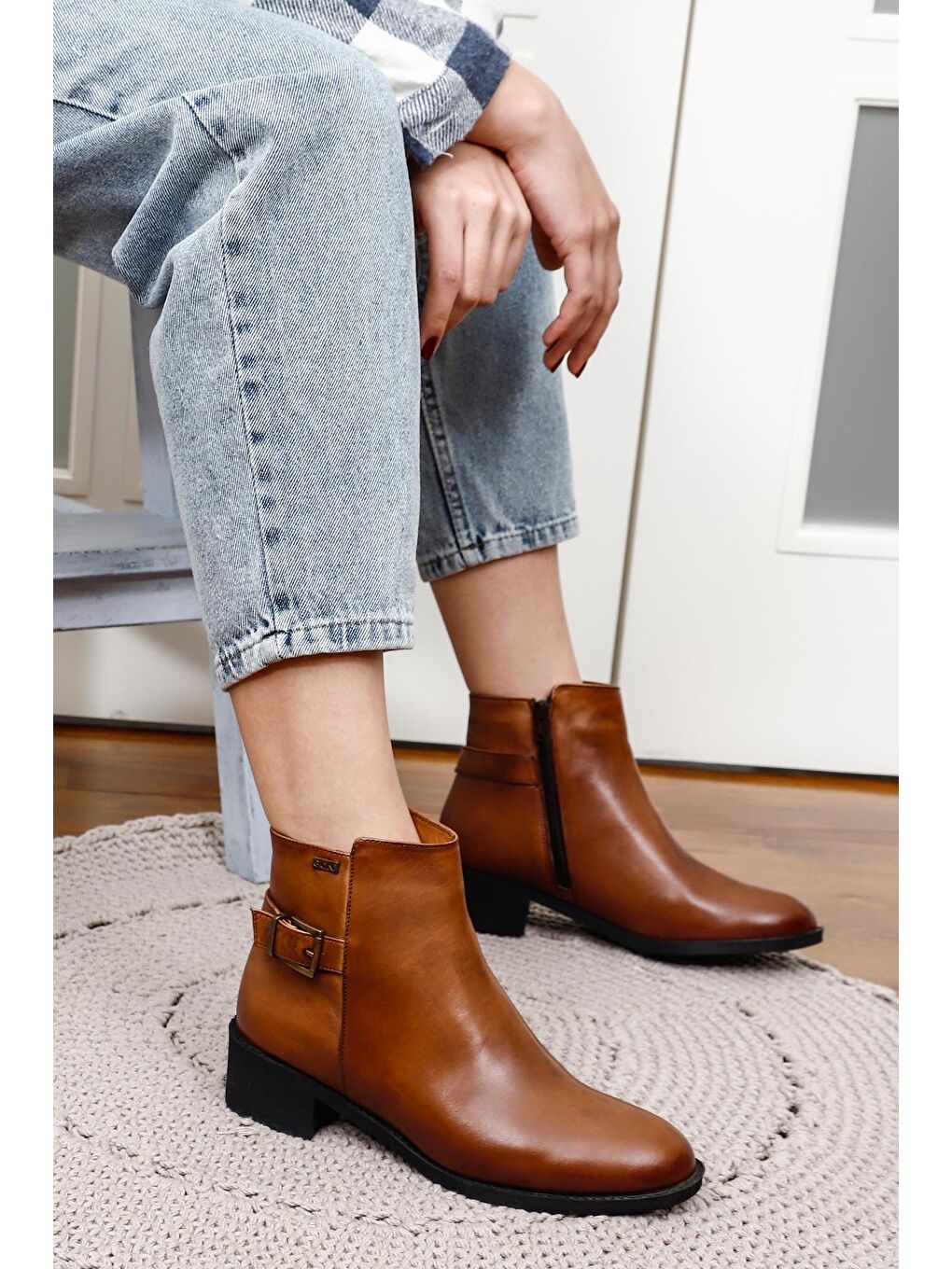 Kahverengi Hakiki Deri Yuvarlak Burun Kauçuk Taban Topuklu Fermuarlı Tokalı Kadın Günlük Bot 50415