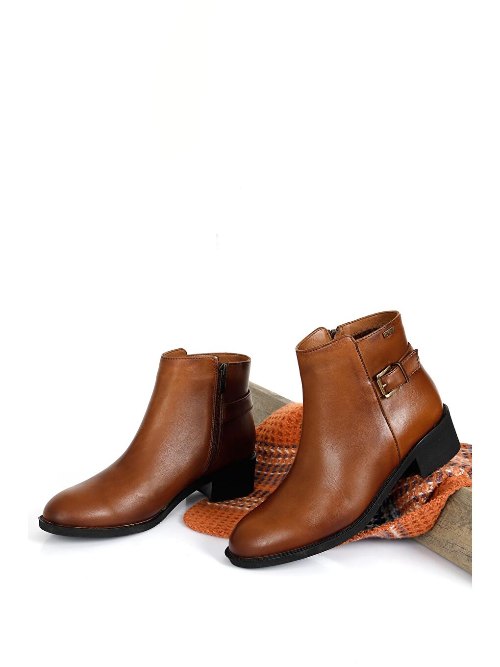 Kahverengi Hakiki Deri Yuvarlak Burun Kauçuk Taban Topuklu Fermuarlı Tokalı Kadın Günlük Bot 50415-1