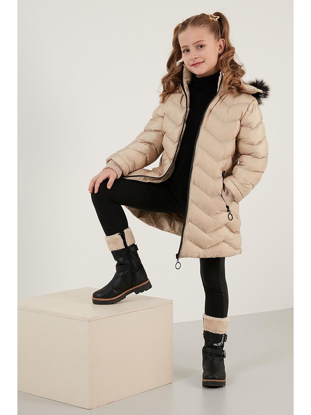 Kahverengi Pelüş Astarlı Yakası Suni Kürklü Çıkarılabilir Kapüşonlu Kışlık Mont 5766041