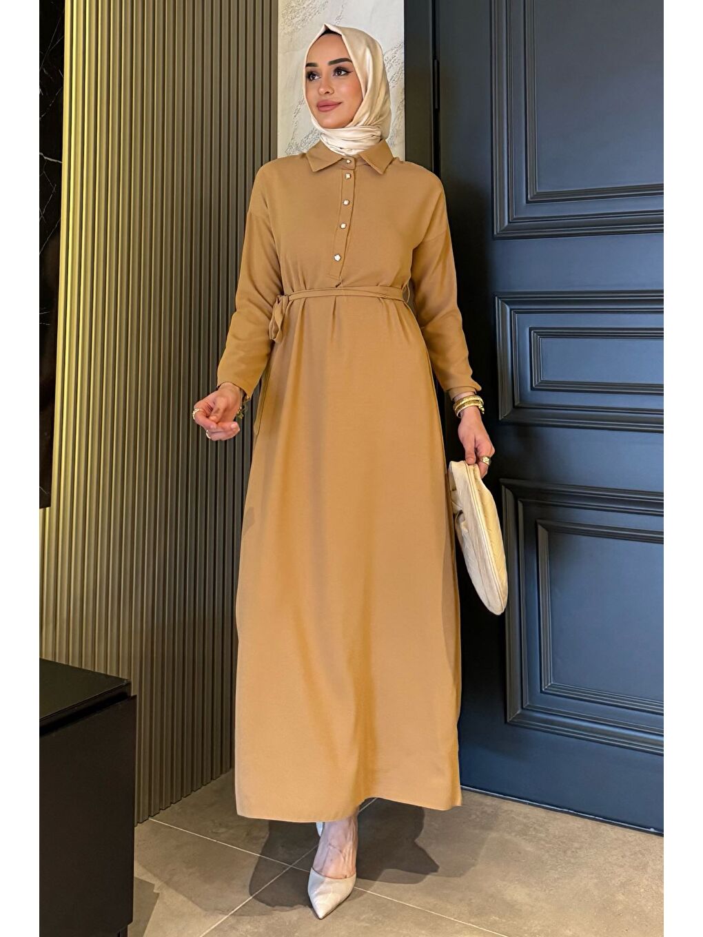 Bej Kadın Polo Yaka Yarım Düğmeli Bel Kuşaklı Tesettür Elbise-1
