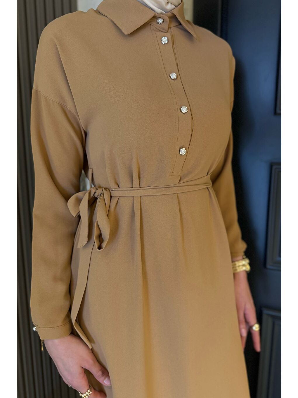 Bej Kadın Polo Yaka Yarım Düğmeli Bel Kuşaklı Tesettür Elbise-2