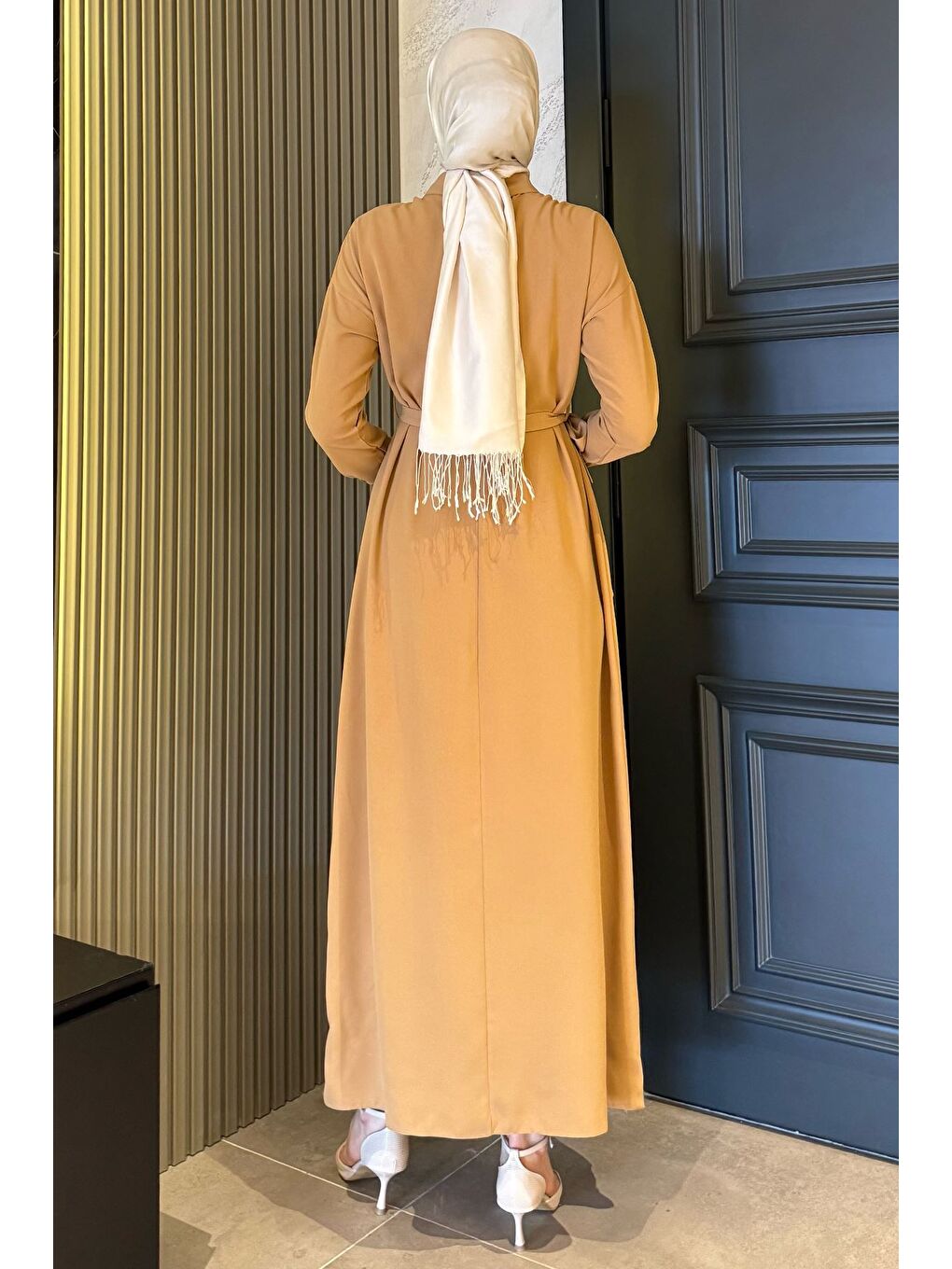 Bej Kadın Polo Yaka Yarım Düğmeli Bel Kuşaklı Tesettür Elbise-3