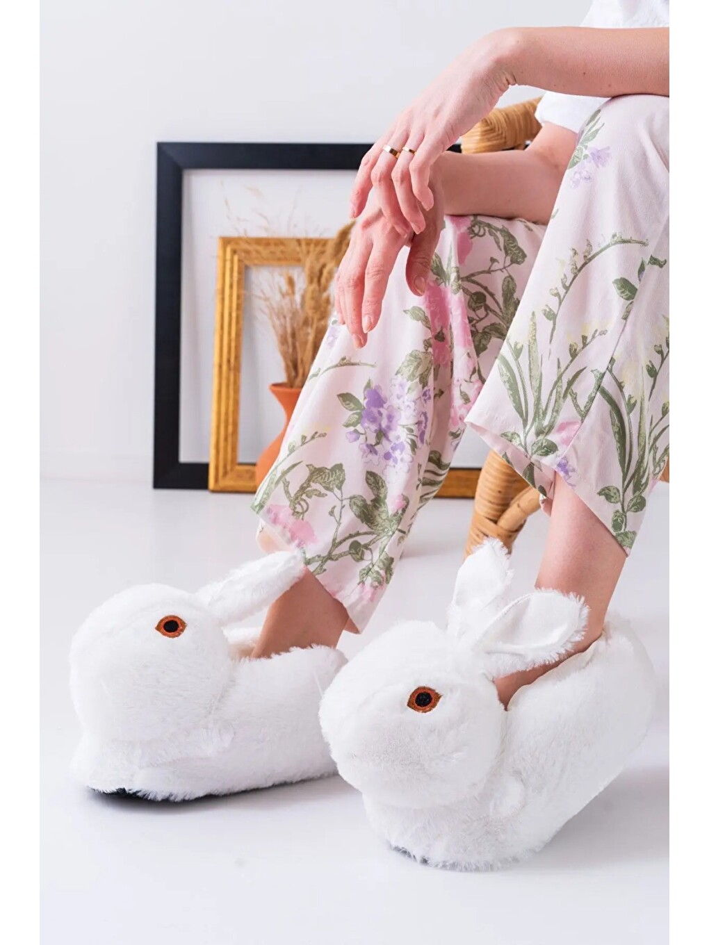 Beyaz Tavşan Figürlü Gri Pelüş Panduf Ev Pandufu Unisex-1