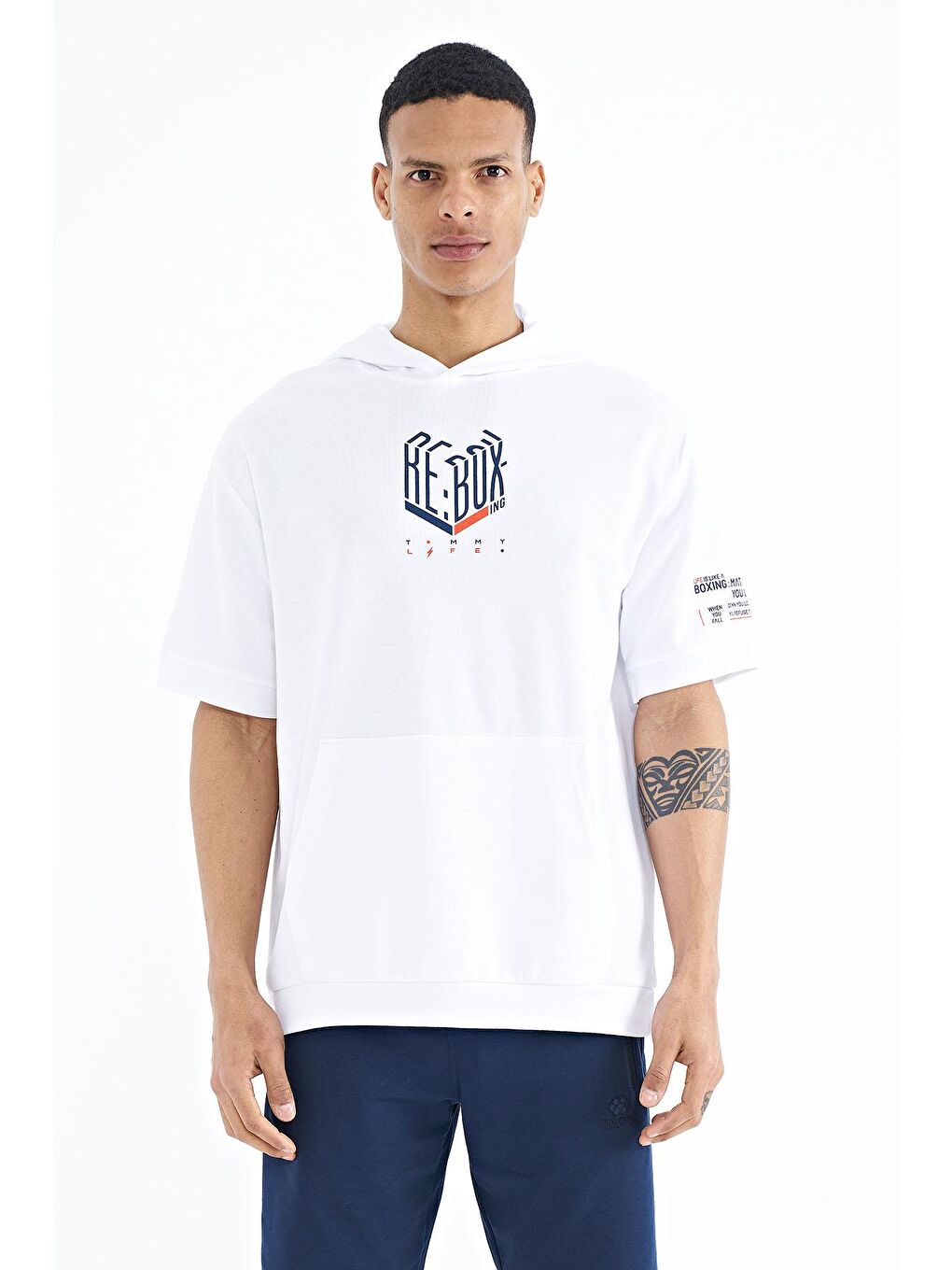 TOMMYLIFE Beyaz Kol ve Ön Baskılı Kapüşonlu Oversize Erkek T-shirt - 88194