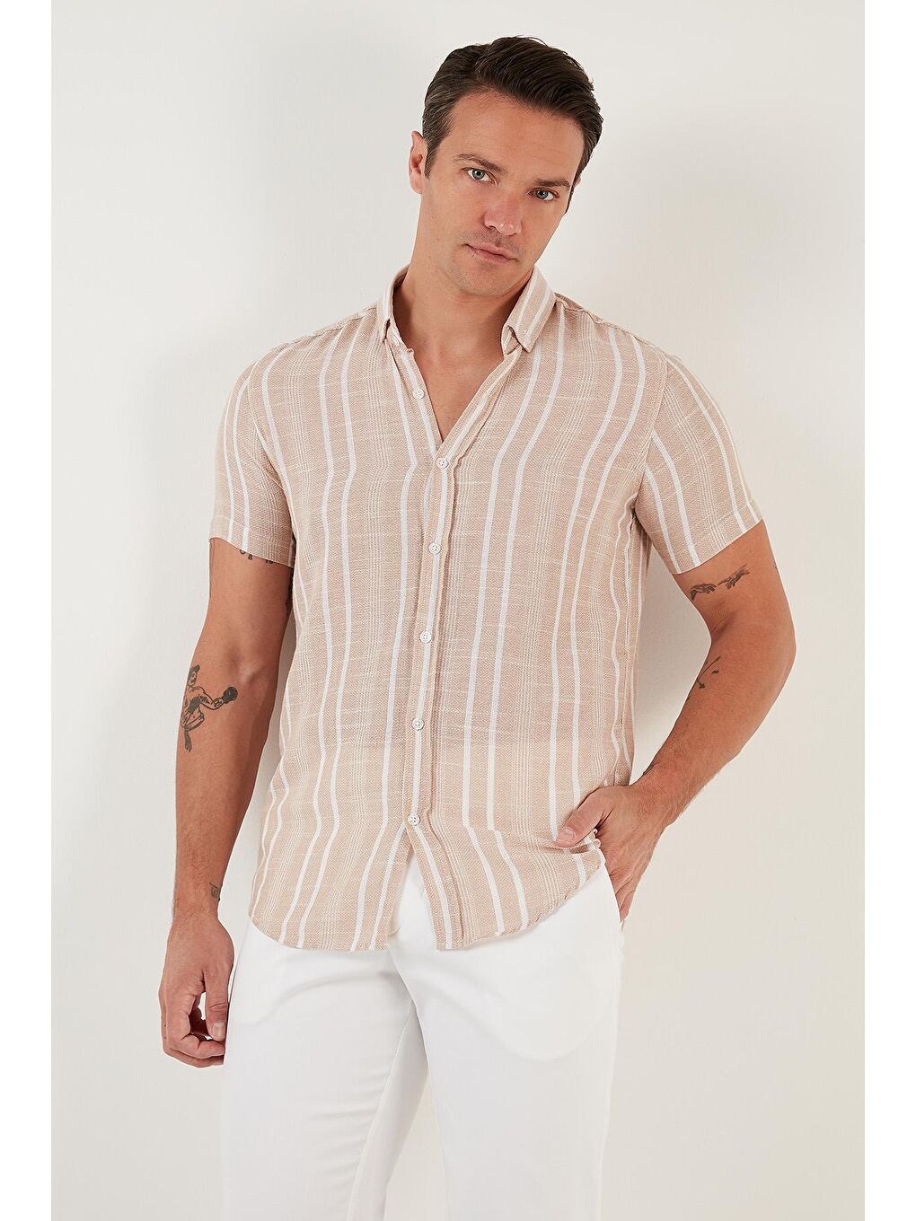 Ekru İnce Çizgili Düğmeli Yaka %100 Pamuk Slim Fit Gömlek CF23S116097-5