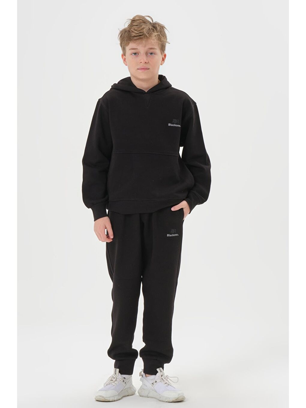 Siyah Kapüşonlu Çift Cepli Nakış Detaylı Erkek Çocuk Eşofman Takımı