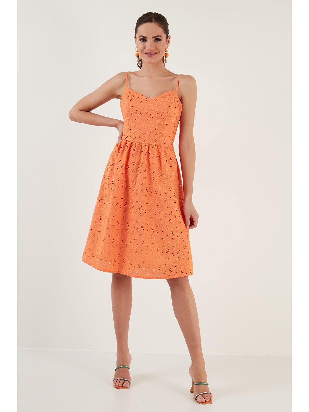Turuncu Kalp Yaka Pamuk Karışımlı Askılı Nakış Detaylı Midi Elbise 648ZPN3035-1