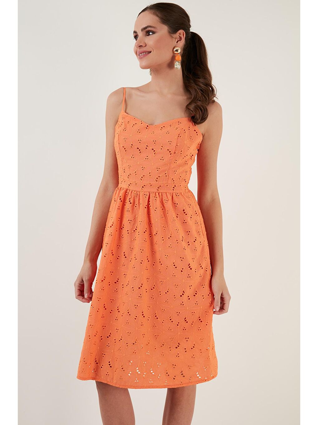 Turuncu Kalp Yaka Pamuk Karışımlı Askılı Nakış Detaylı Midi Elbise 648ZPN3035-2