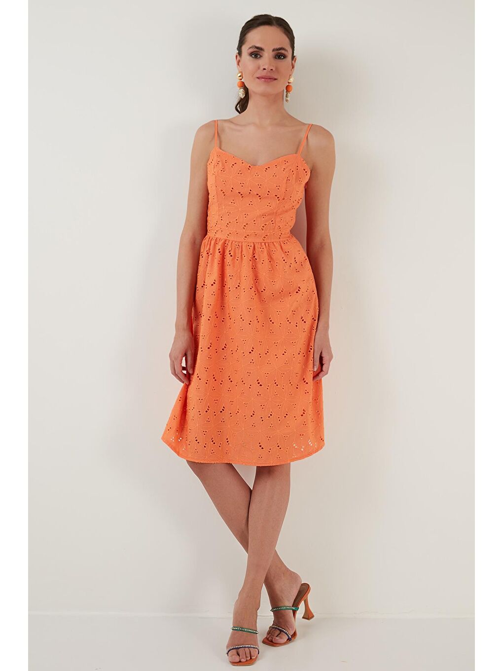 Turuncu Kalp Yaka Pamuk Karışımlı Askılı Nakış Detaylı Midi Elbise 648ZPN3035-3