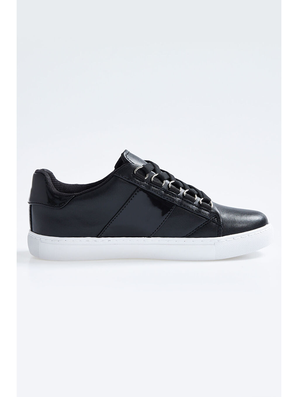 Siyah Bağcıklı Şerit Detaylı Suni Deri Kadın Spor Ayakkabı - 89202