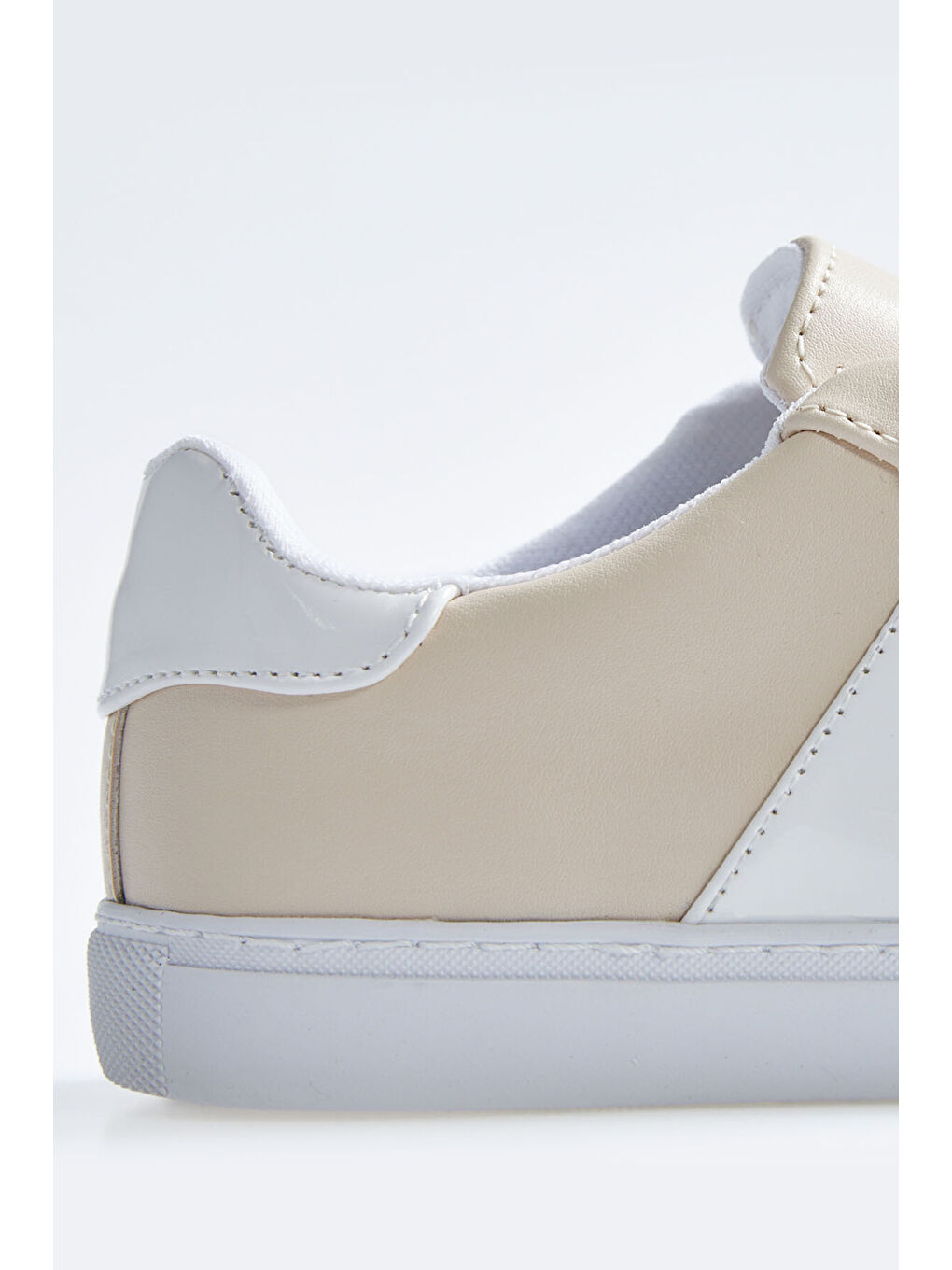 Beyaz - Bej Bağcıklı Şerit Detaylı Suni Deri Kadın Spor Ayakkabı - 89202-3