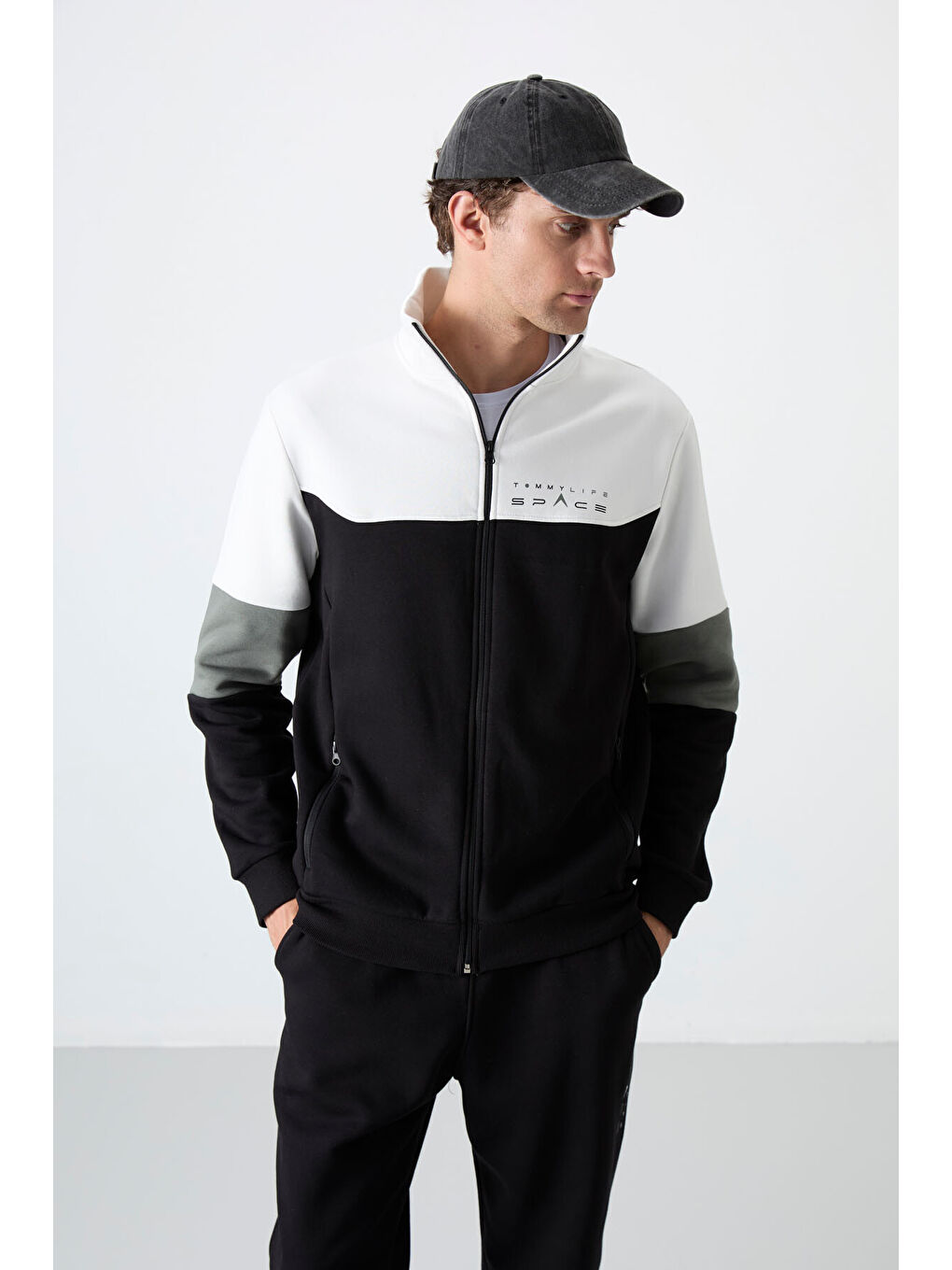 Siyah Dik Yaka  Renk Geçişli Baskı Detaylı Standart Kalıp Erkek Eşofman Takımı  - 85186-1