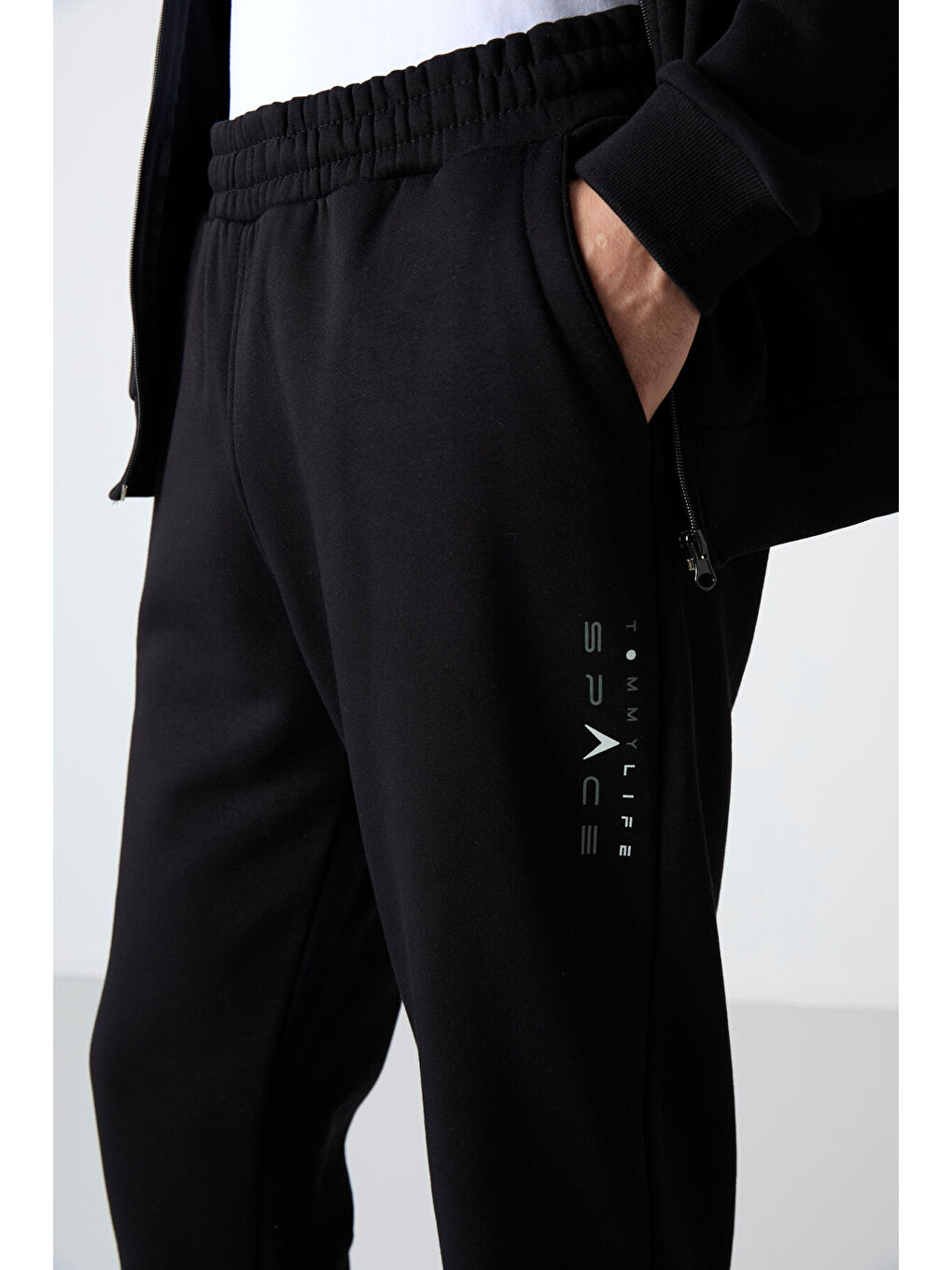 Siyah Dik Yaka  Renk Geçişli Baskı Detaylı Standart Kalıp Erkek Eşofman Takımı  - 85186-4