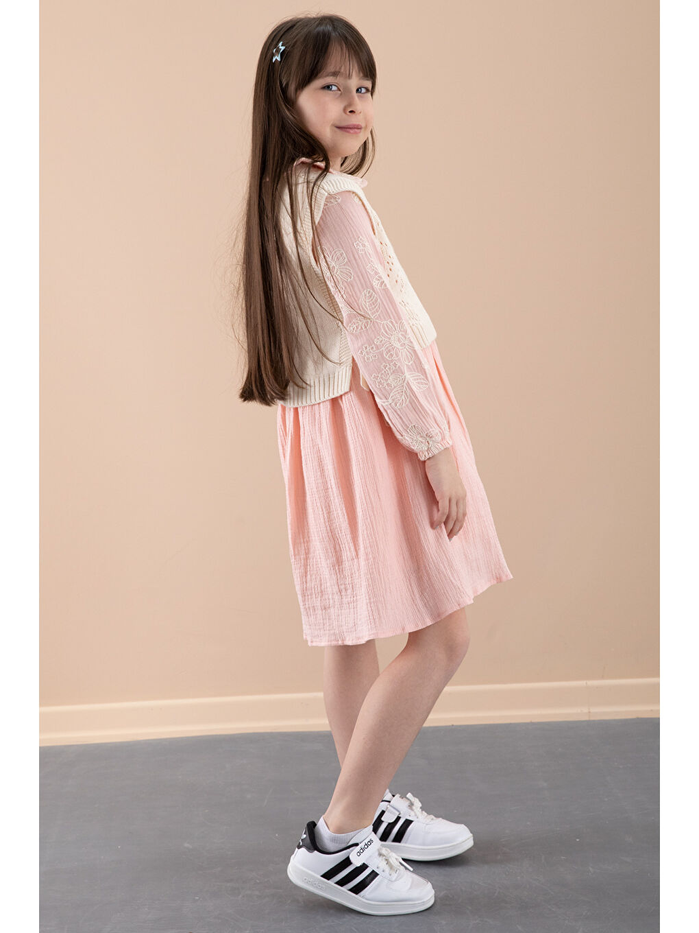 Pembe Somon Çiçek İşlemeli Süveterli Kız Çocuk Müslin Elbise 20480-3