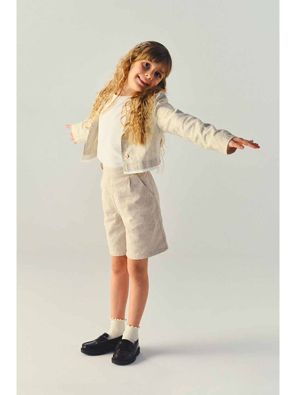 Kız Çocuk Beli Lastikli Kemeri Düğme Detaylı Çizgili Bej Şort