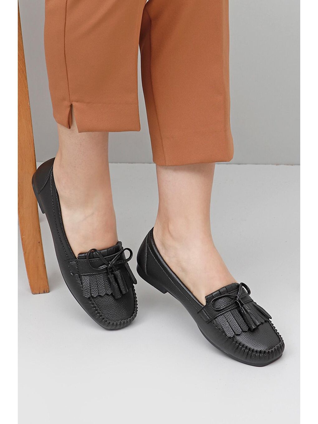 Siyah Küt Burun Düz Taban Saçak Püsküllü Fiyonklu Kadın Babet 36150