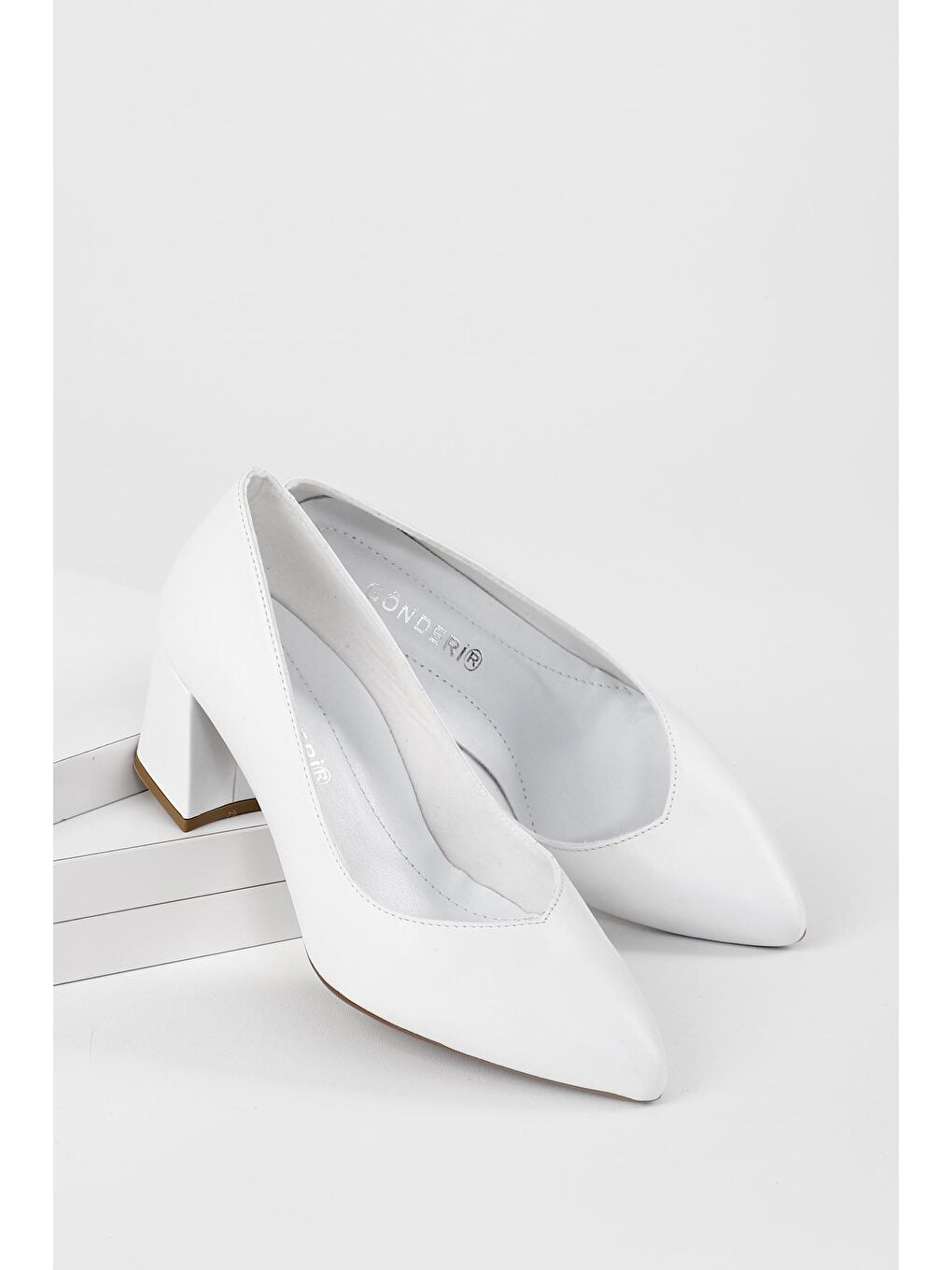 Beyaz BEYAZ  Hakiki Deri Sivri Burun Orta Kalın Topuklu Kadın Ayakkabı 24170-1