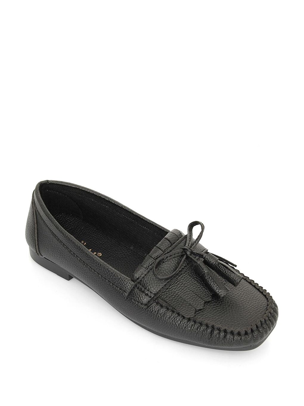 Siyah Küt Burun Düz Taban Saçak Püsküllü Fiyonklu Kadın Babet 36150-4