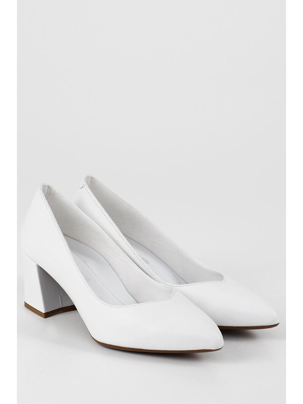 Beyaz BEYAZ  Hakiki Deri Sivri Burun Orta Kalın Topuklu Kadın Ayakkabı 24170-3