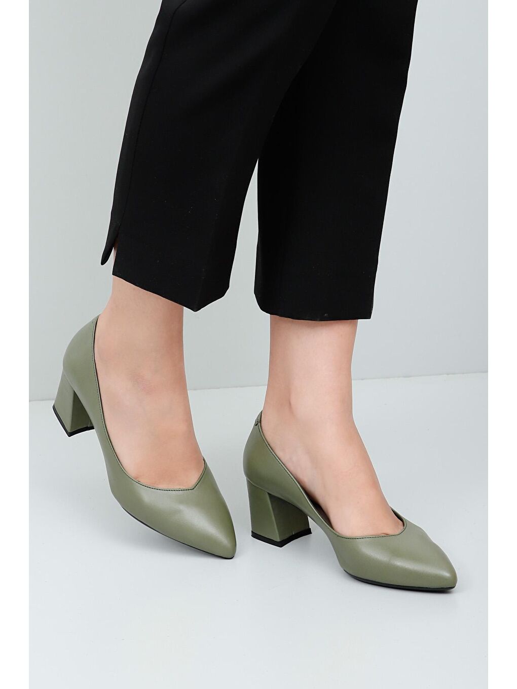 HAKİ  Hakiki Deri Sivri Burun Orta Kalın Topuklu Kadın Ayakkabı 24170