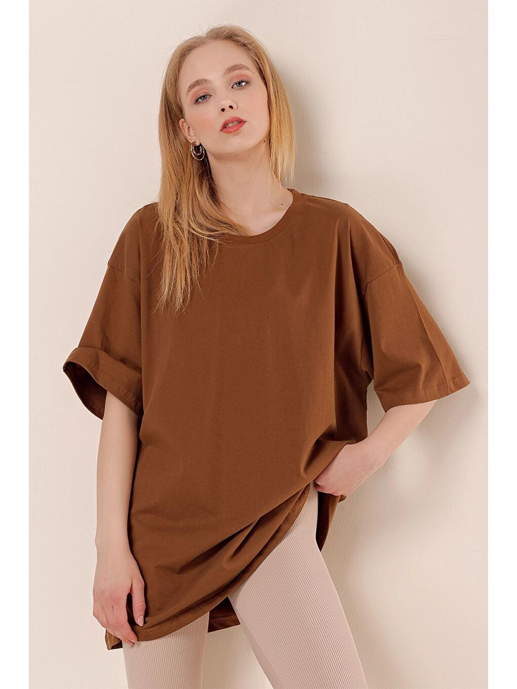 Kahverengi Yuvarlak Yaka Pamuklu Basic Oversize Tişört-1