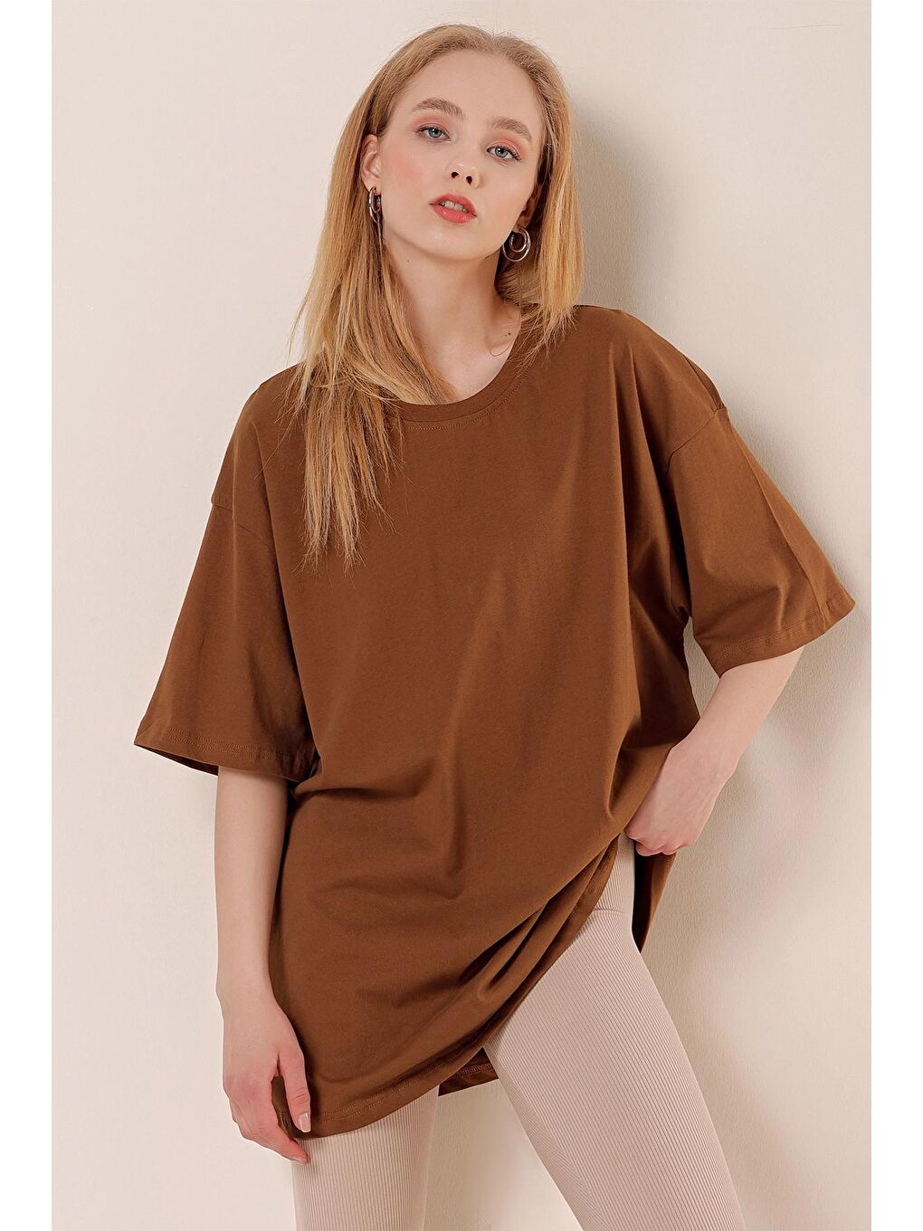 Kahverengi Yuvarlak Yaka Pamuklu Basic Oversize Tişört-2