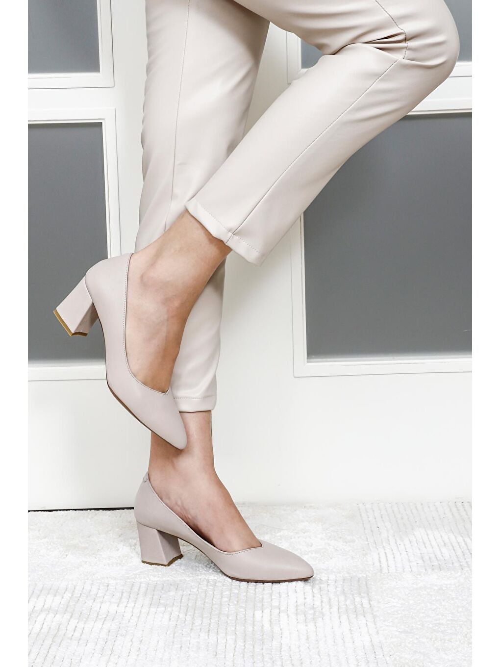 Bej BEJ  Hakiki Deri Sivri Burun Orta Kalın Topuklu Kadın Ayakkabı 24170