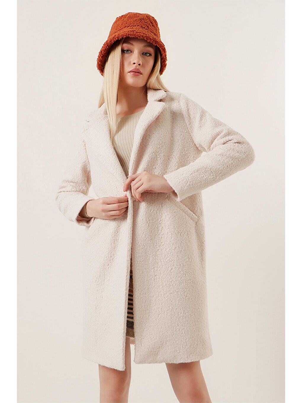 Kadın Ekru Tek Düğmeli Astarlı Cepli Buklet Kaşe Kaban