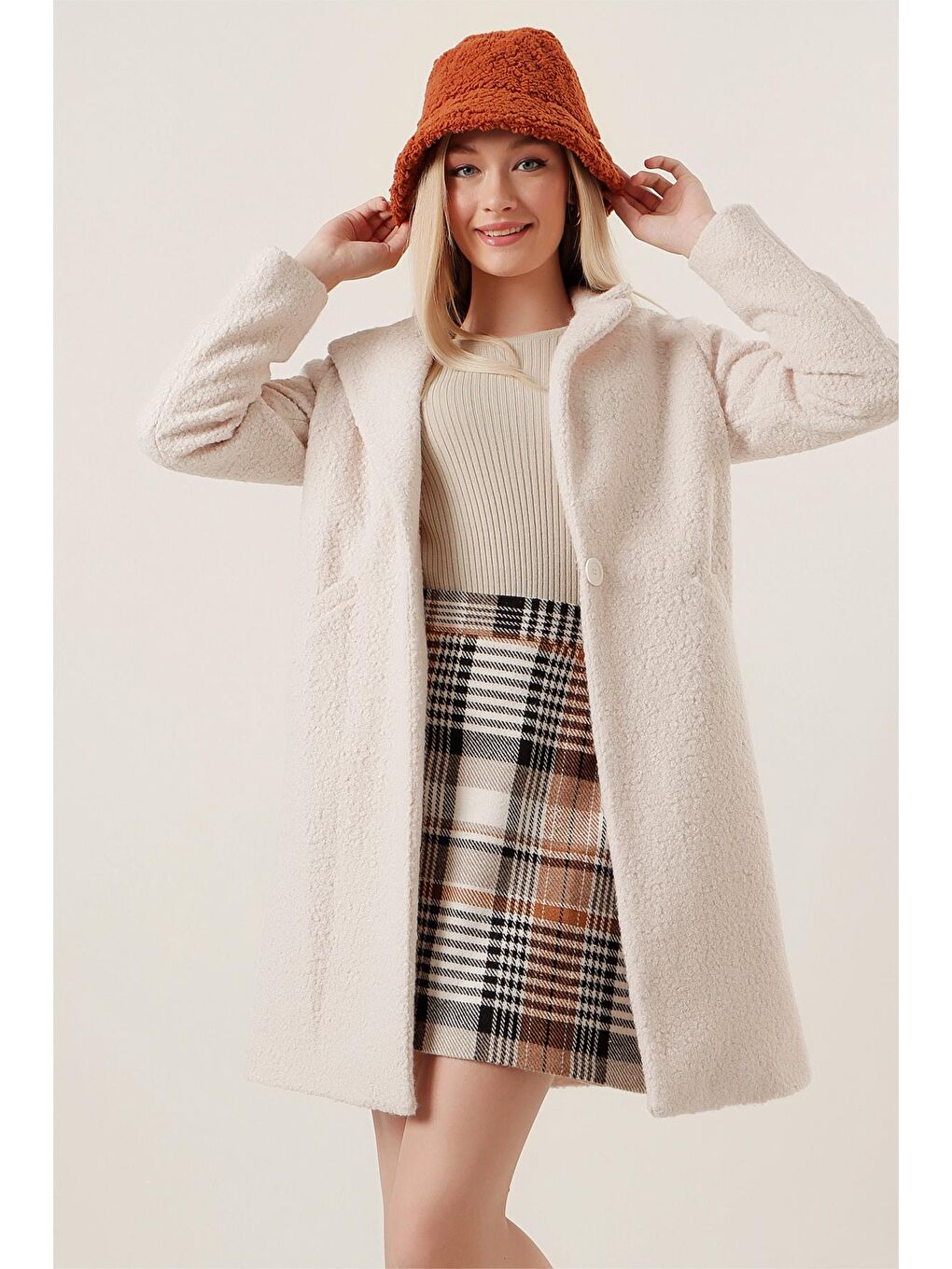 Kadın Ekru Tek Düğmeli Astarlı Cepli Buklet Kaşe Kaban-1