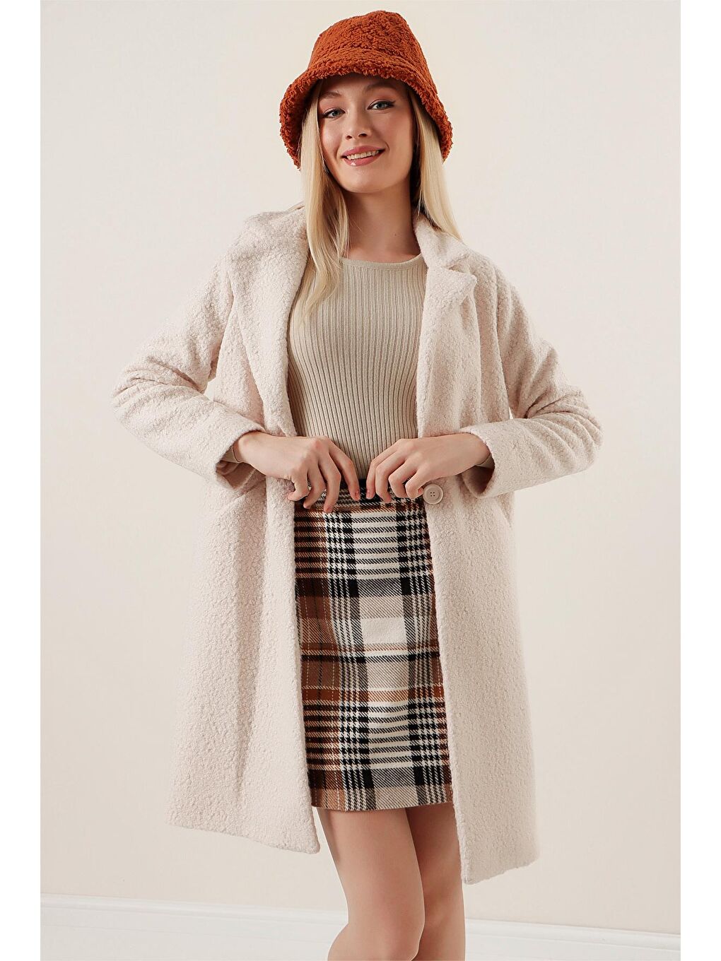 Kadın Ekru Tek Düğmeli Astarlı Cepli Buklet Kaşe Kaban-3