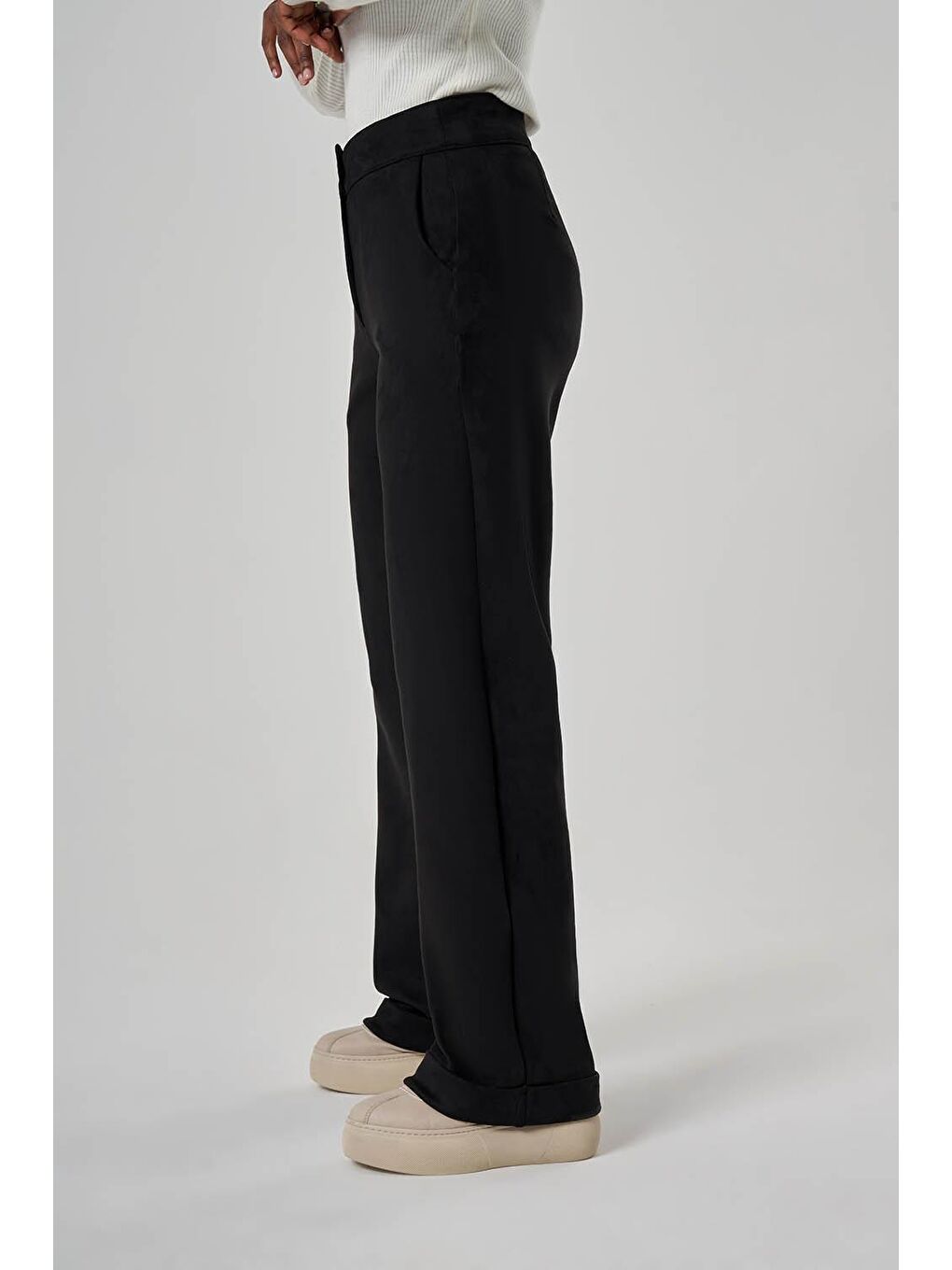 Süet Dokulu Siyah Pantolon