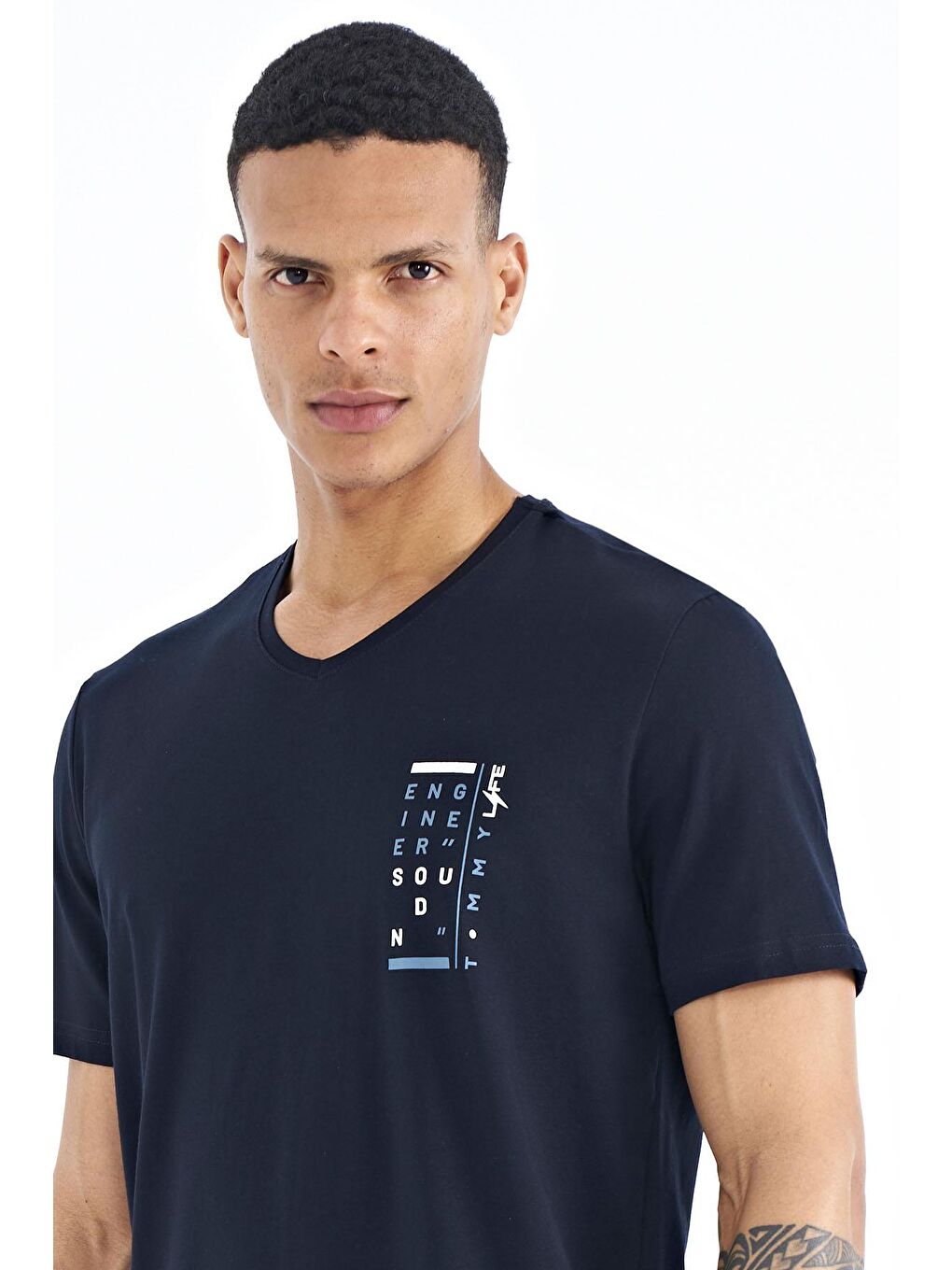 TOMMYLIFE Lacivert Baskı Detaylı  V Yaka Standart Kalıp Erkek T-Shirt - 88186 - 3