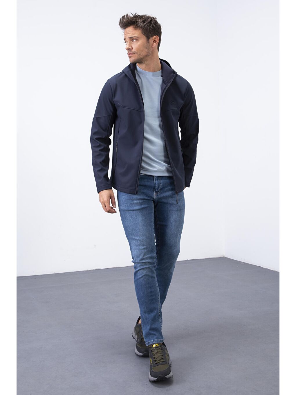 Lacivert Fermuarlı Kapüşonlu Su ve Rüzgar Geçirmez Softshell Erkek Mont - 88051-3