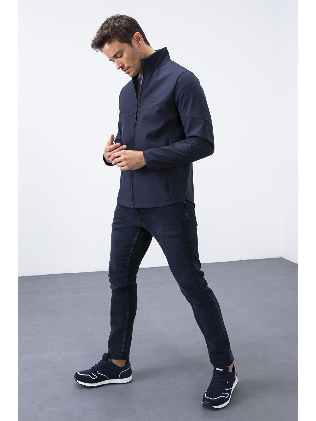 Lacivert Fermuarlı Dik Yaka Su ve Rüzgar Geçirmez Softshell Erkek Mont - 88050-1