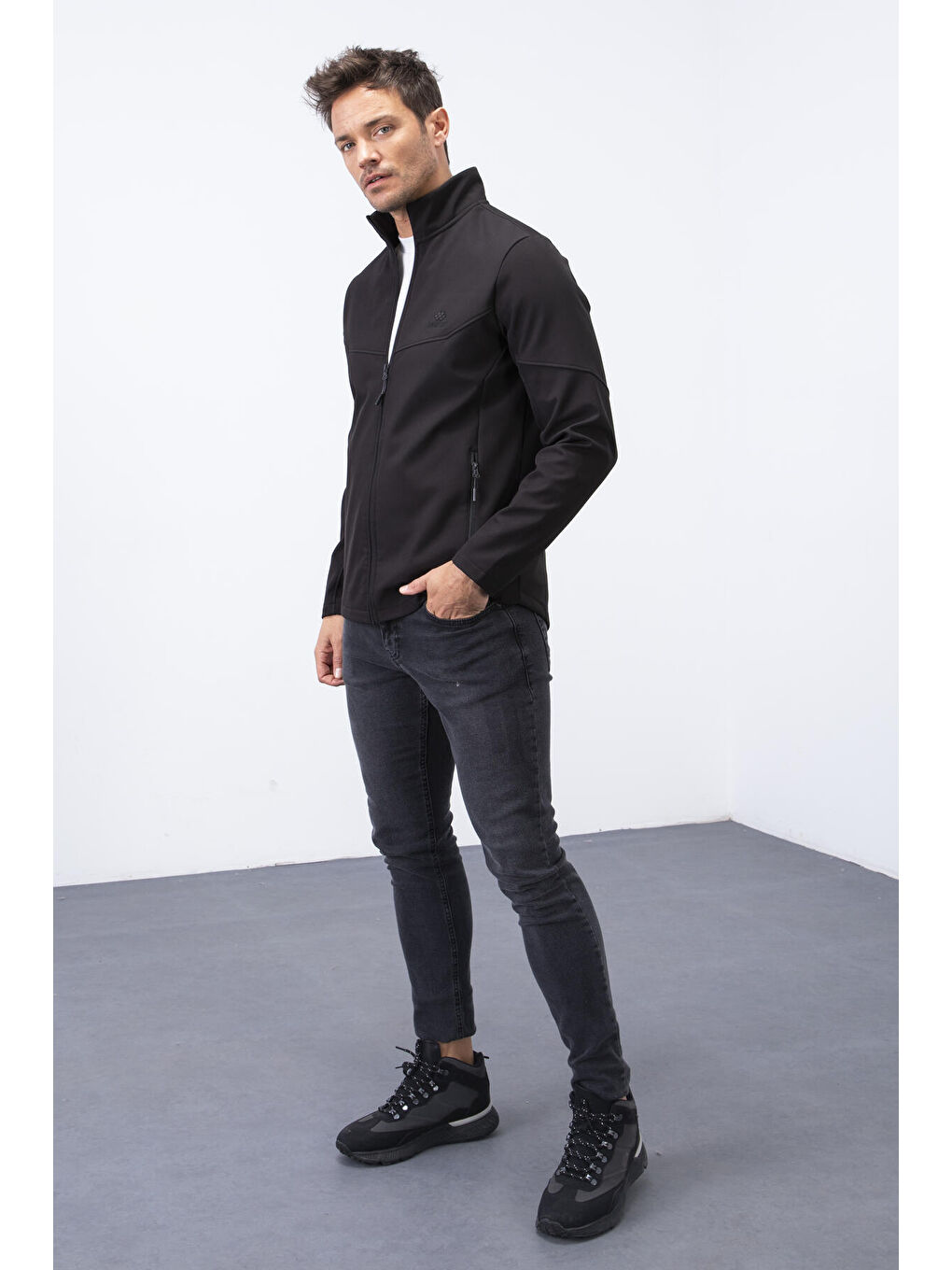 Siyah Fermuarlı Dik Yaka Su ve Rüzgar Geçirmez Softshell Erkek Mont - 88050-1