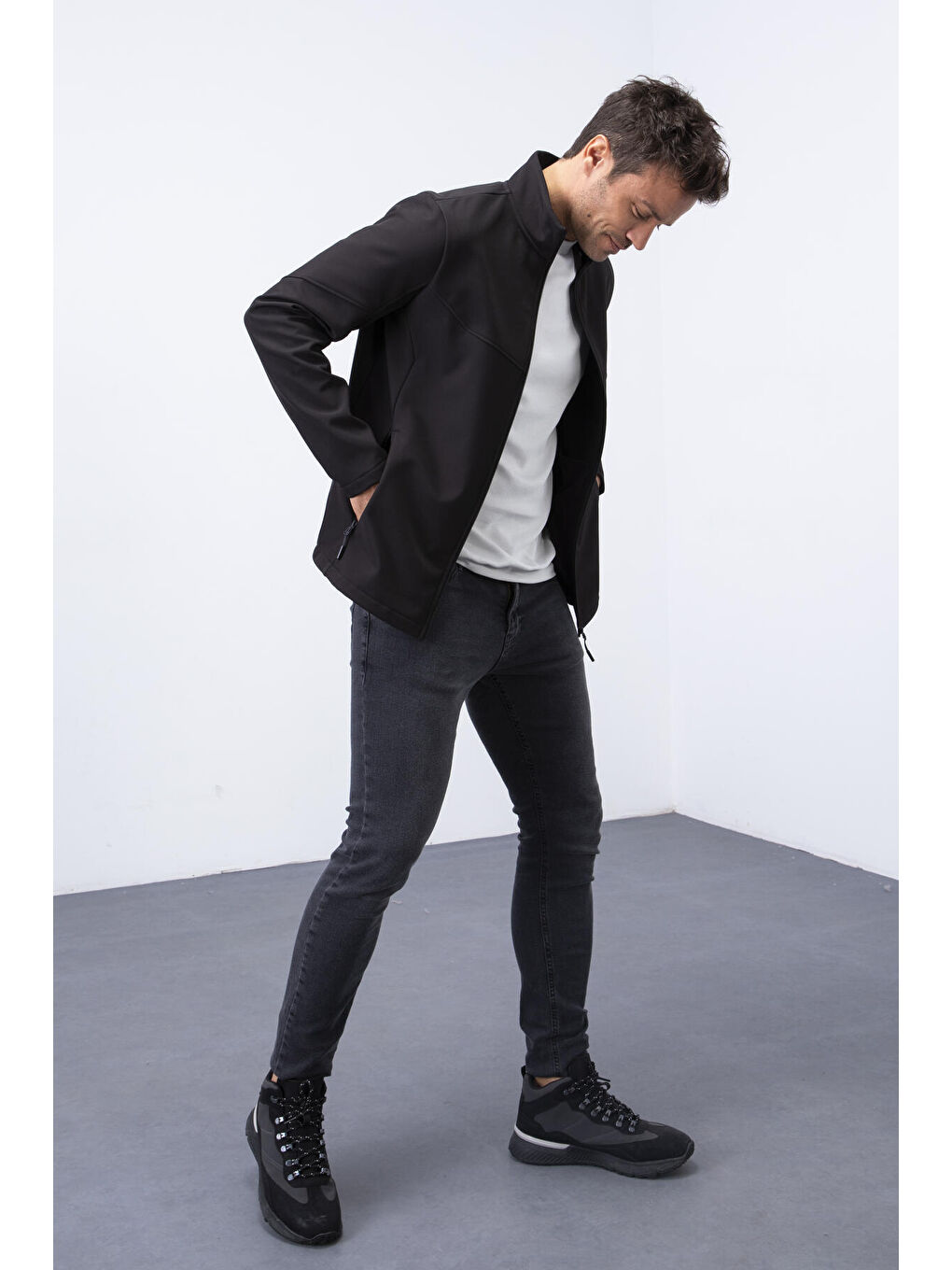 Siyah Fermuarlı Dik Yaka Su ve Rüzgar Geçirmez Softshell Erkek Mont - 88050-3