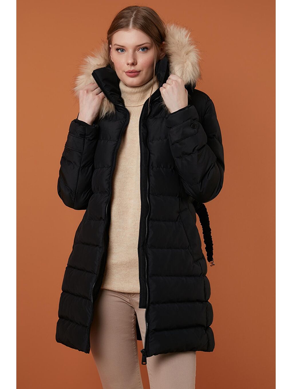 Siyah Yakası Tüylü Kapüşonlu Kemerli Şişme Kadın Kaban 497SEMIRAMIS