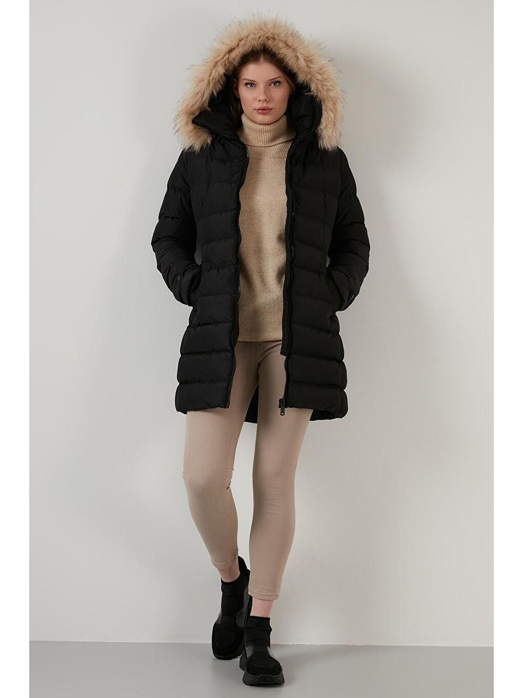 Siyah Yakası Tüylü Kapüşonlu Kemerli Şişme Kadın Kaban 497SEMIRAMIS-2