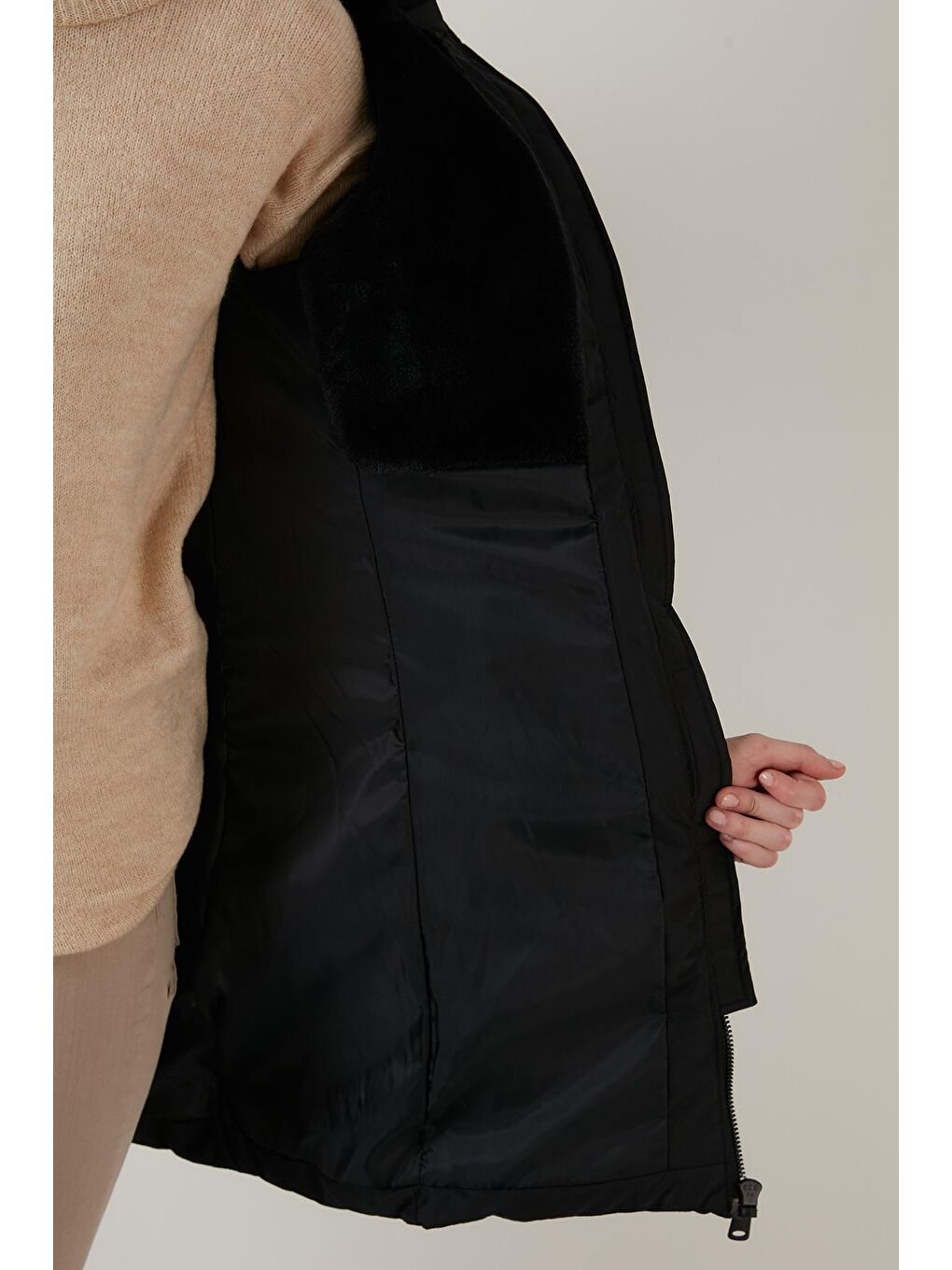 Siyah Yakası Tüylü Kapüşonlu Kemerli Şişme Kadın Kaban 497SEMIRAMIS-4