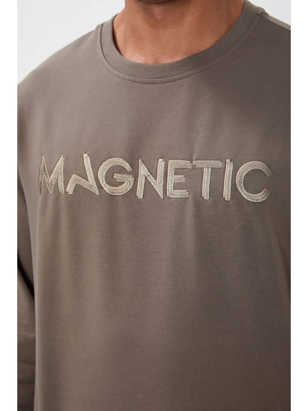 Koyu Bej Yazı Nakışlı Bisiklet Yaka Rahat Form Erkek Sweatshirt - 88020-2