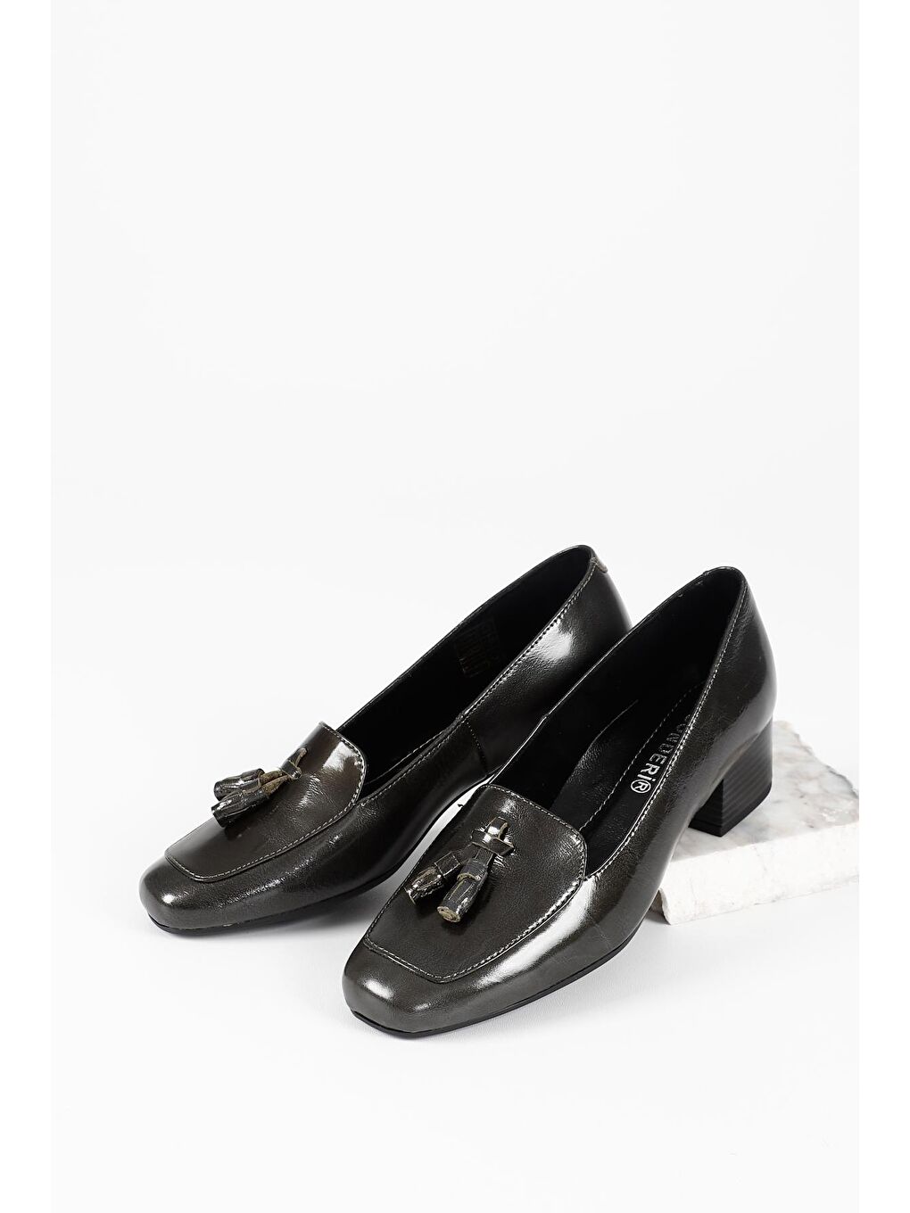 Gri GRİ  Hakiki Deri Küt Burun Kısa Kalın Topuklu Püsküllü Kadın Ayakkabı 13313