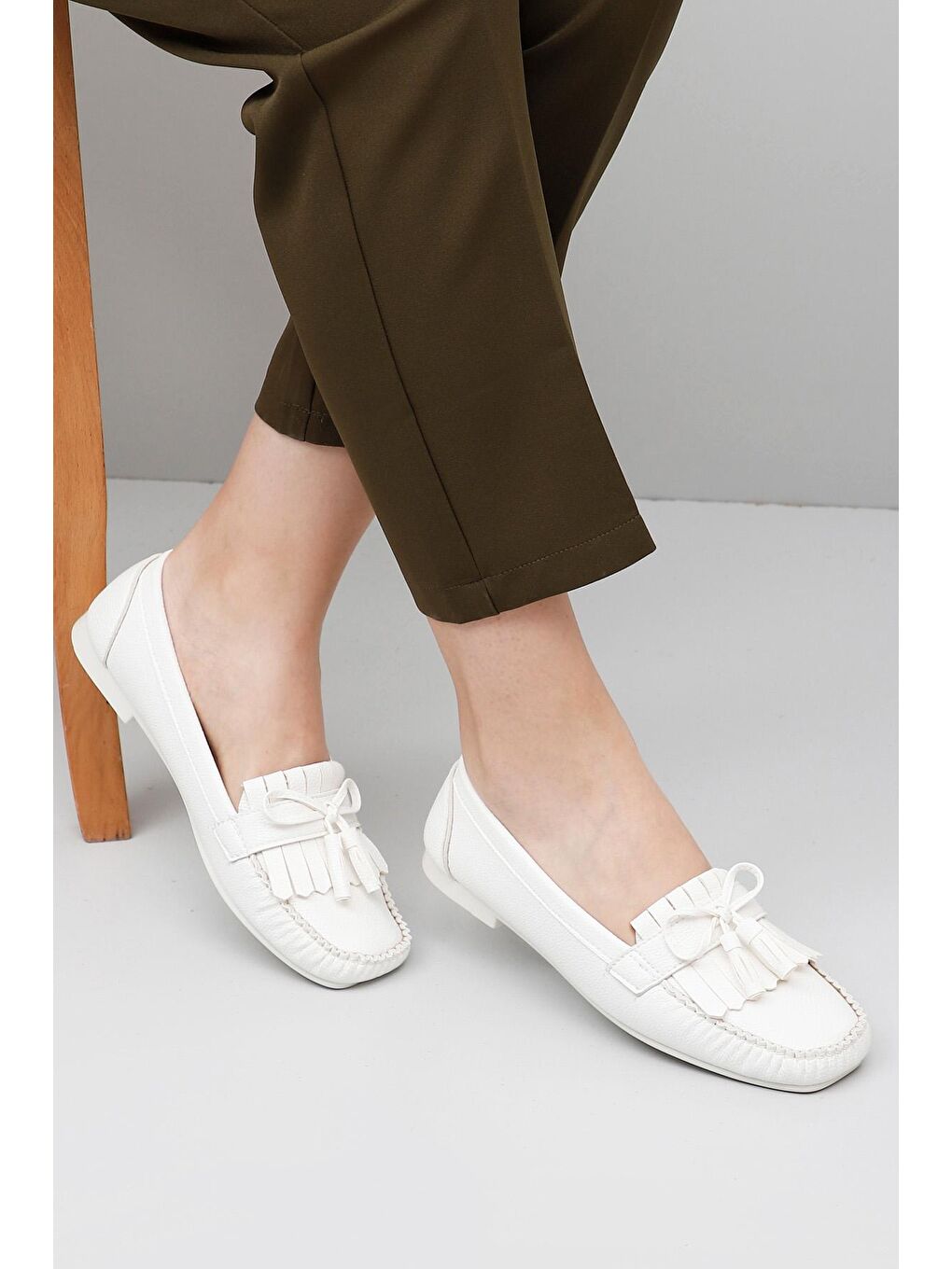 Beyaz Küt Burun Düz Taban Saçak Püsküllü Fiyonklu Kadın Babet 36150