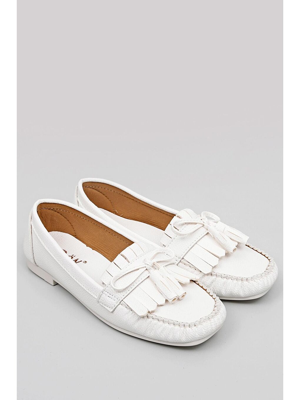 Beyaz Küt Burun Düz Taban Saçak Püsküllü Fiyonklu Kadın Babet 36150-1