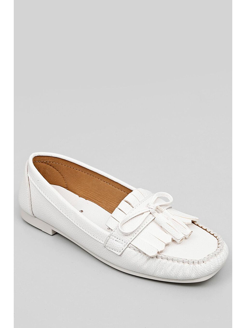 Beyaz Küt Burun Düz Taban Saçak Püsküllü Fiyonklu Kadın Babet 36150-4