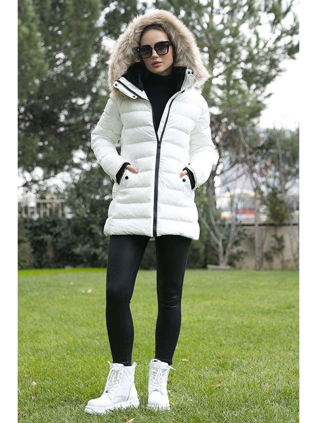 Ekru Yakası Tüylü Çıkarılabilir Kapüşonlu Şişme Kaban 497YASMIN21-1